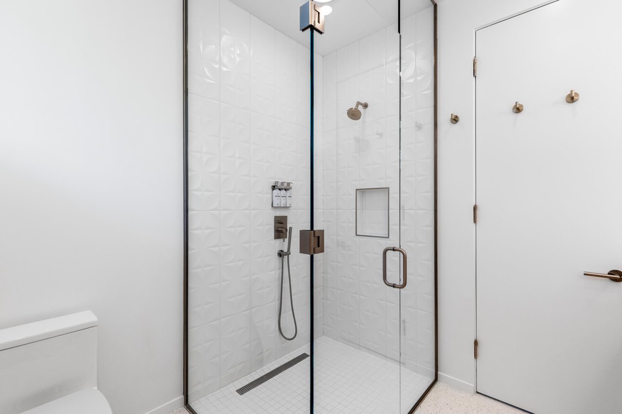 Guest en suite bathroom