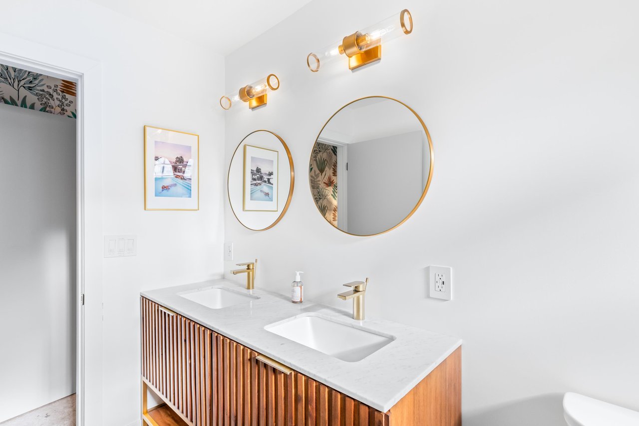 Primary en suite bathroom