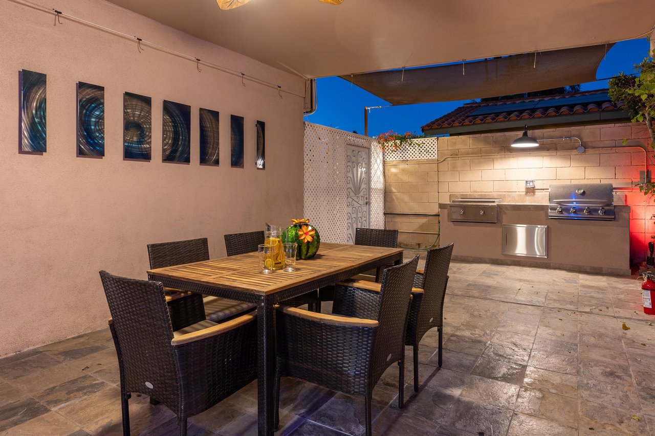 Enjoy a meal al fresco at night