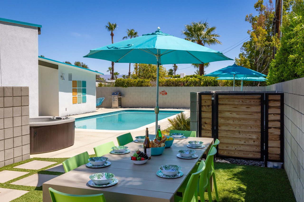 Al fresco dining next to the Pool