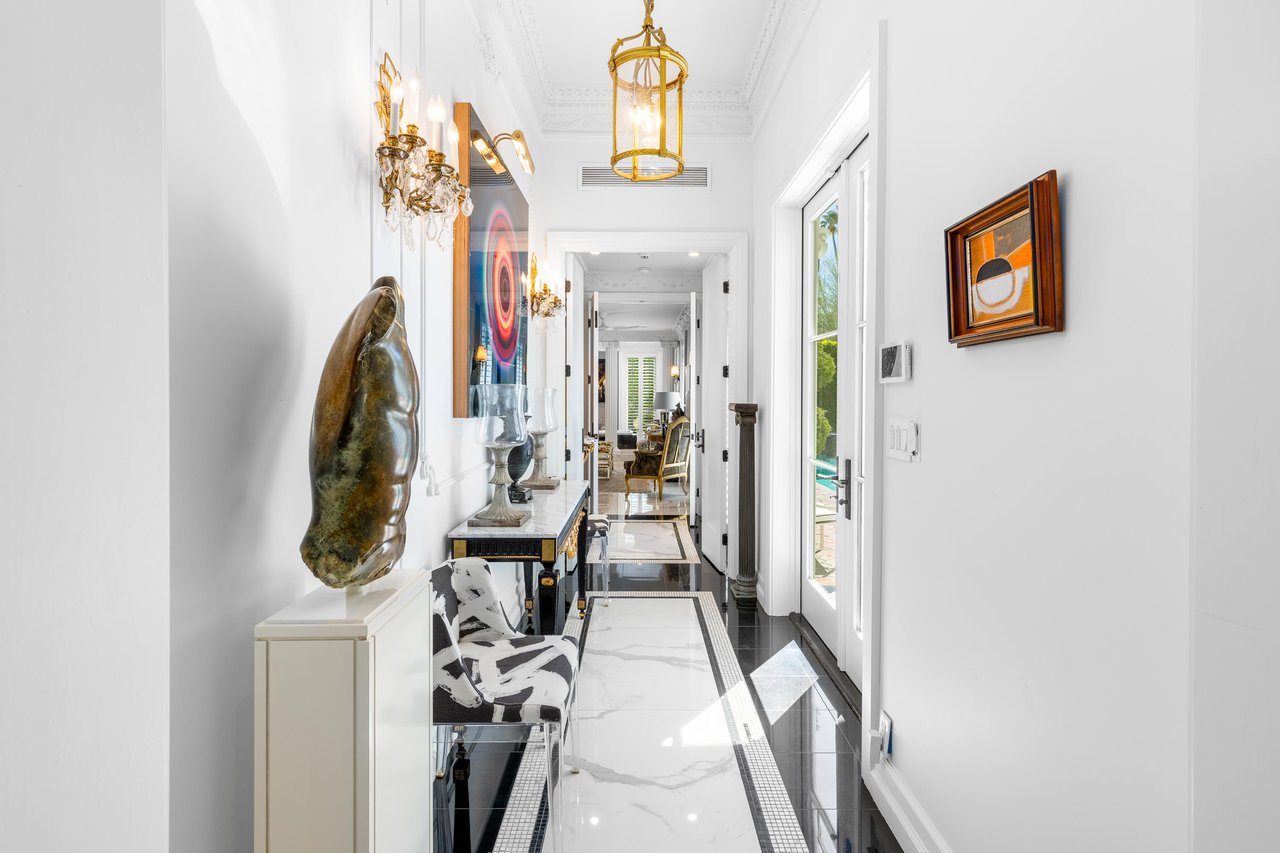 Main entrance to La Petite Maison