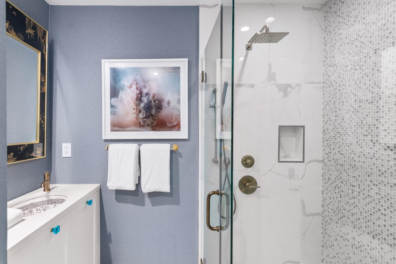 Guest bedroom en suite bathroom