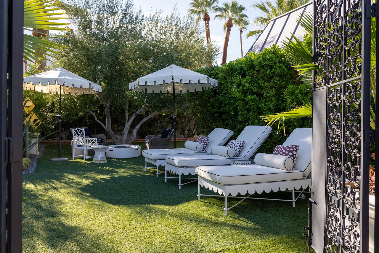 Desert oasis sunny and quiet, with solid hedging, mature trees