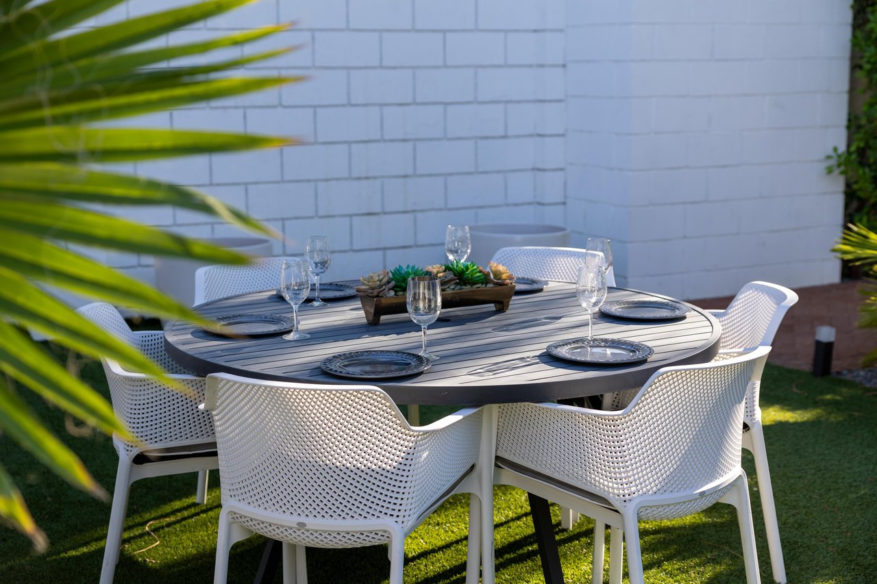 Al fresco dining for 4