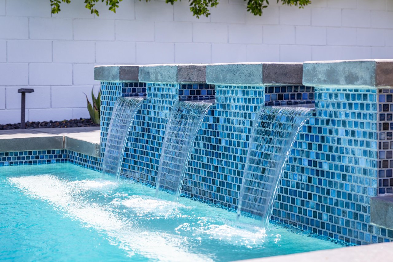 Triple waterfall feature