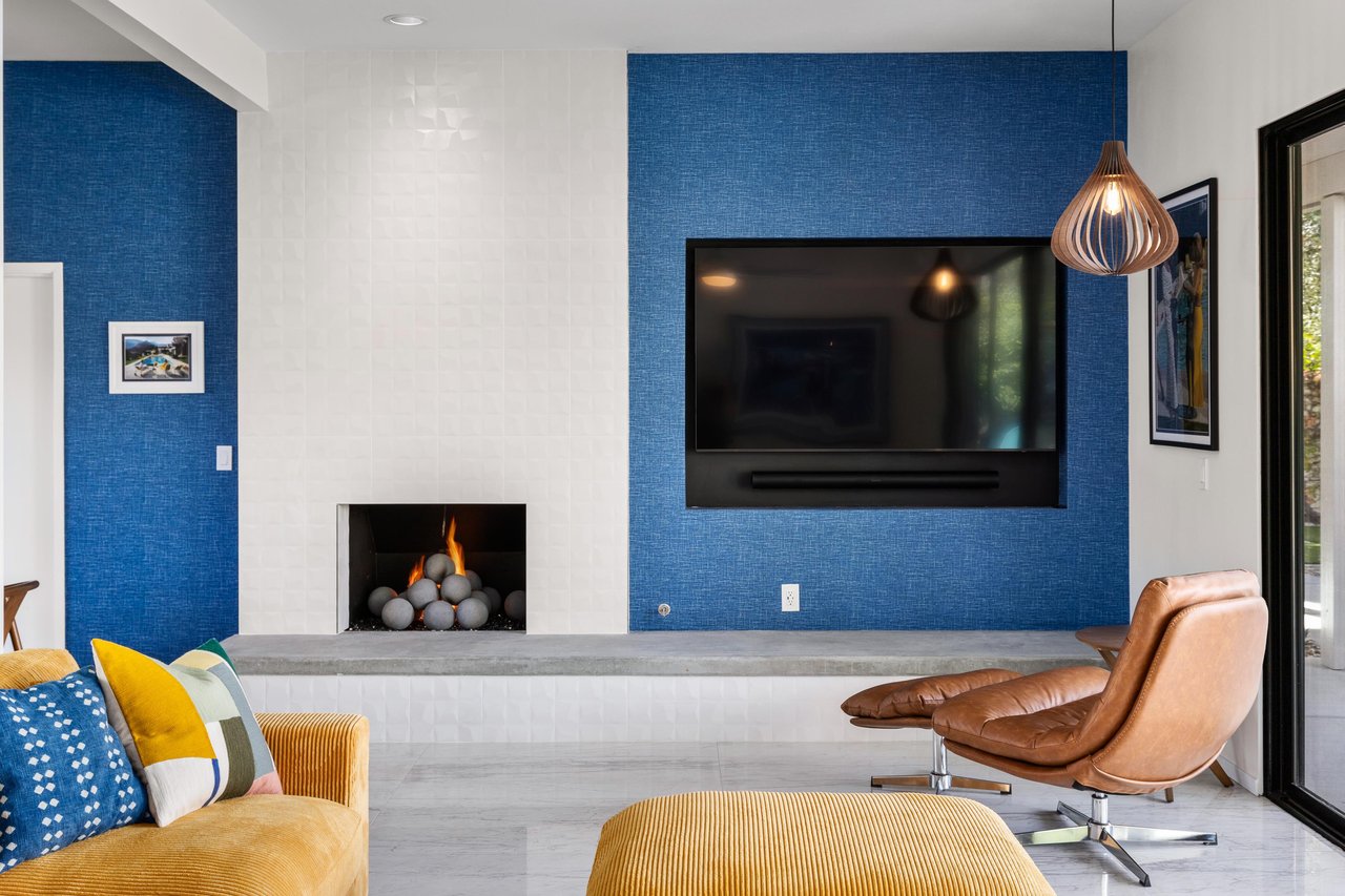 Midcentury modern fireplace and gorgeous statements everywhere