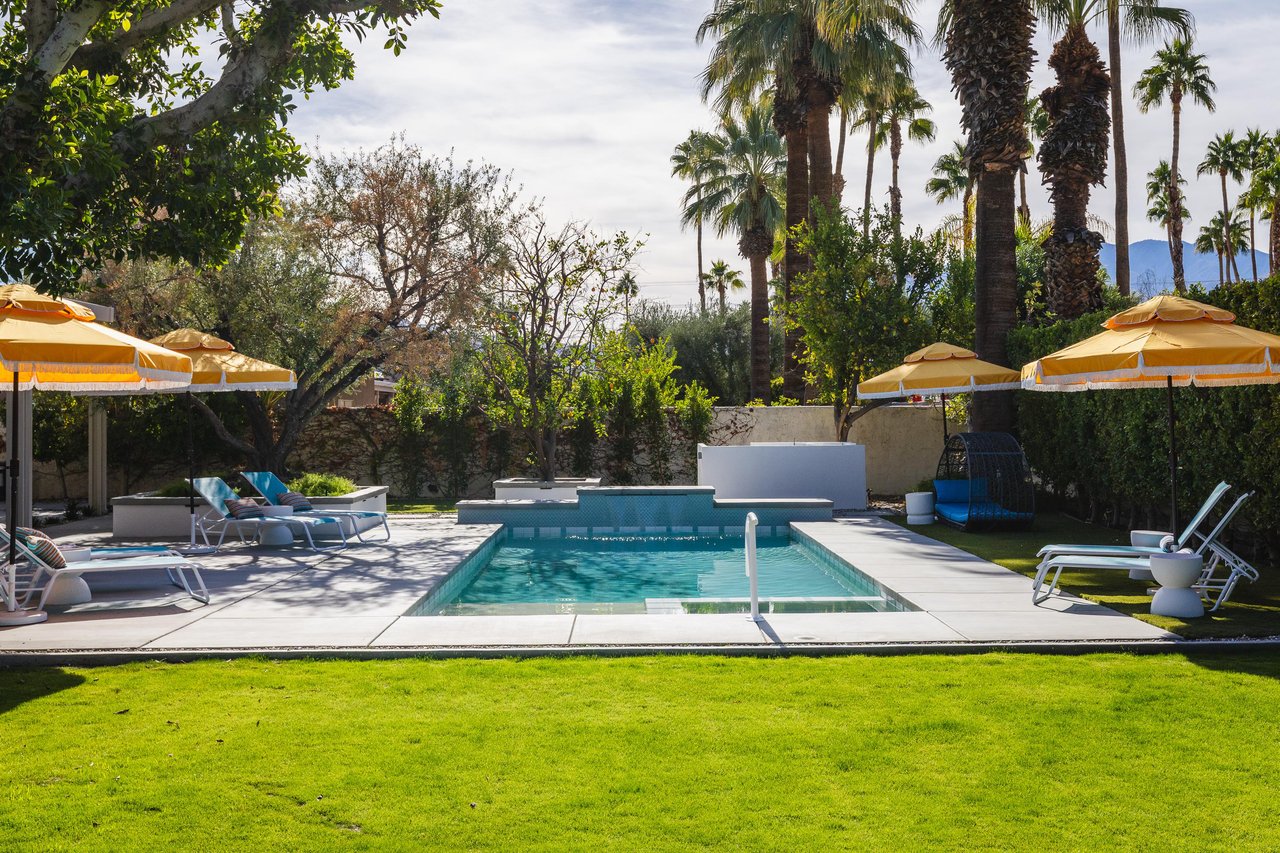 Amazing pool yard at Poolside Gossip