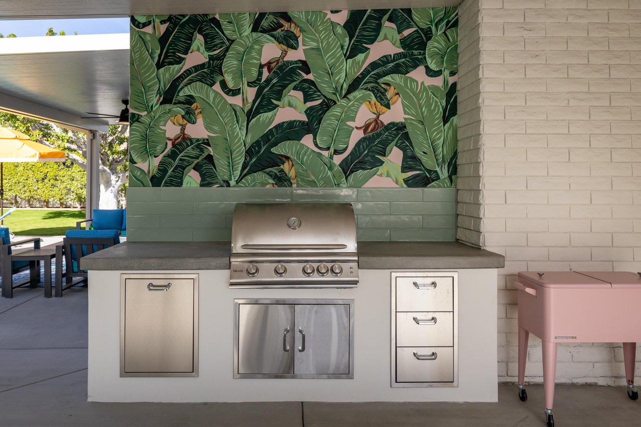 Amazing outdoor kitchen and BBQ