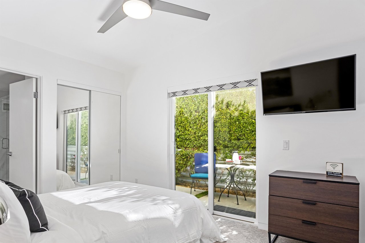 Guest bedroom with direct access to the outside