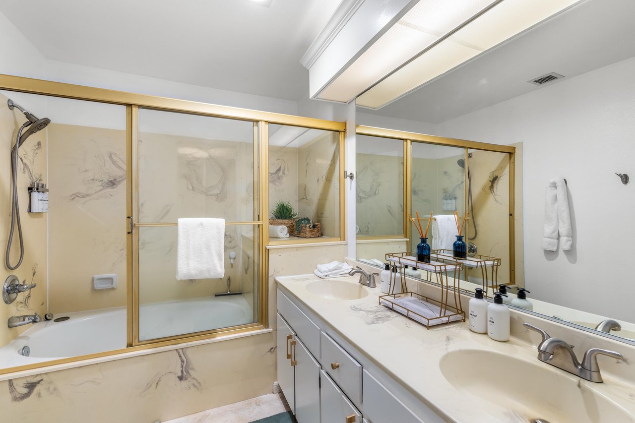 Primary en suite bathroom