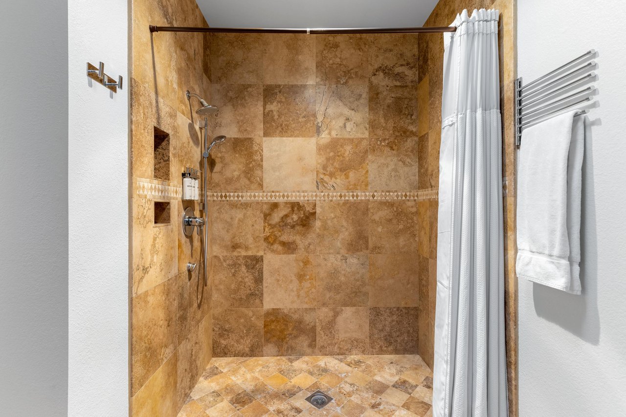 Primary en suite bathroom