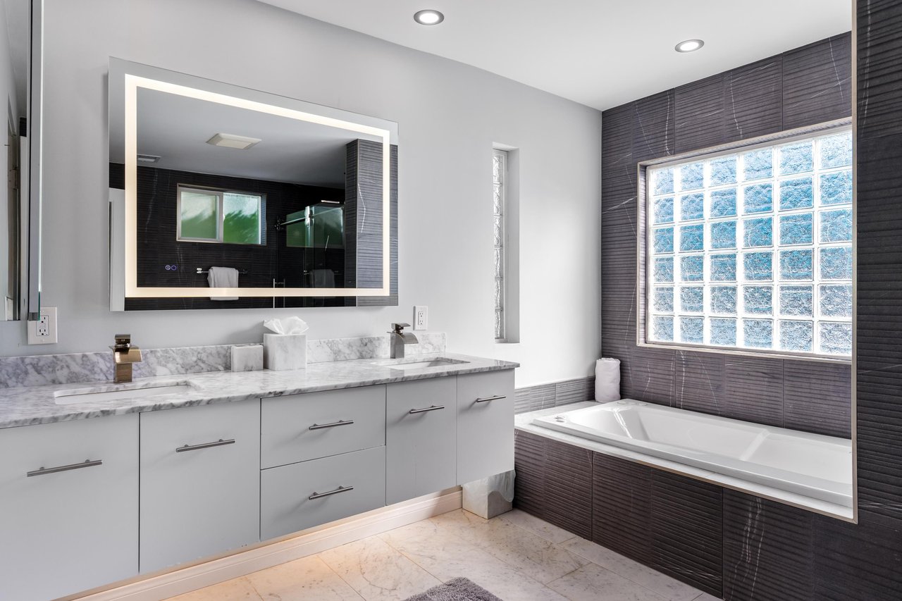 Primary en suite bath with dual vanity sinks