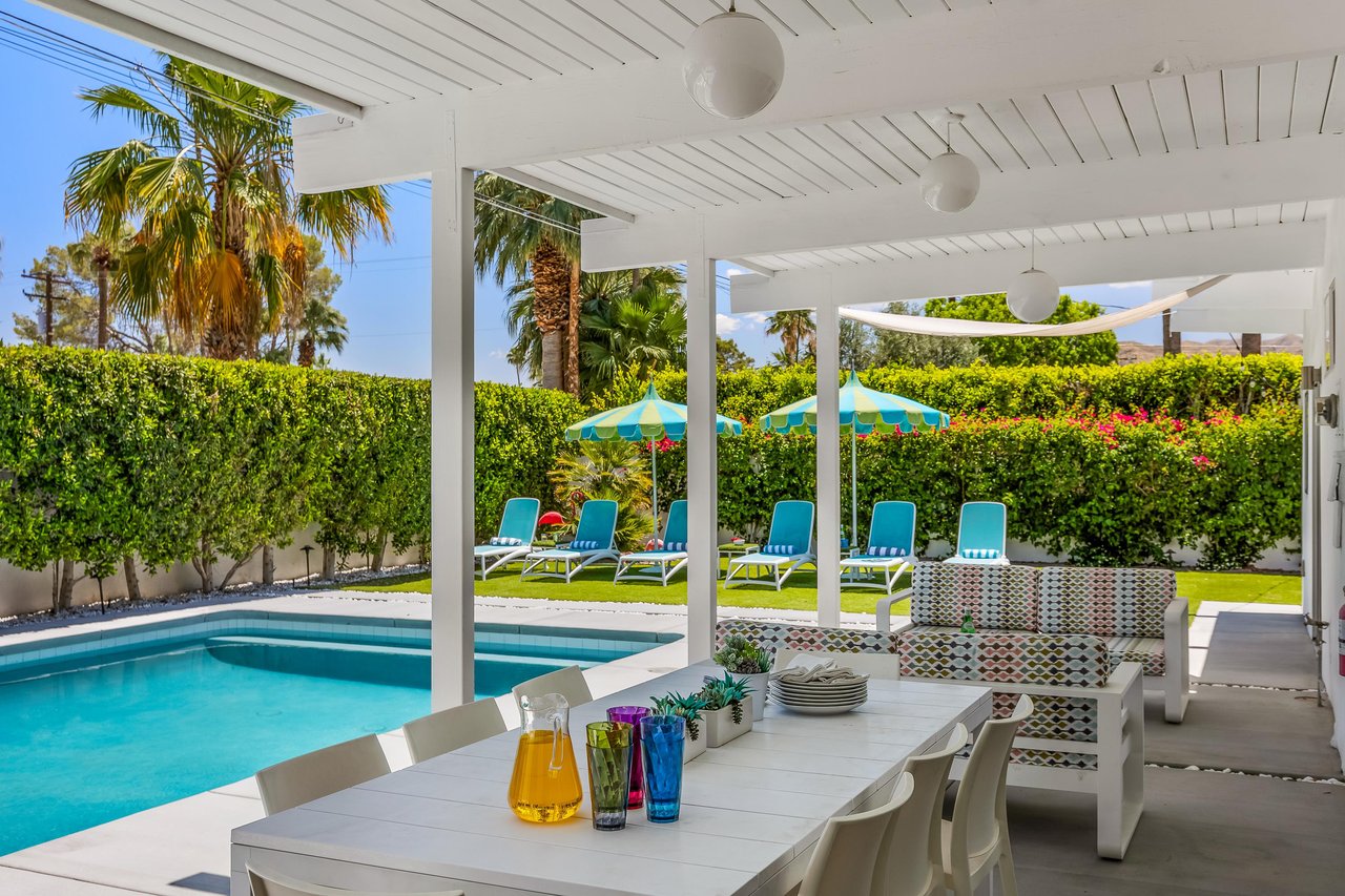 Outdoor dining for eight