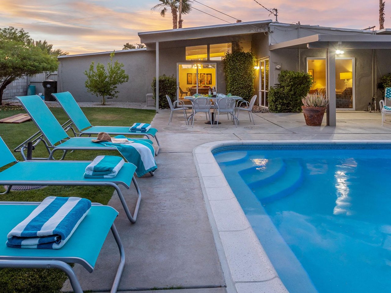 Many outdoor seating areas