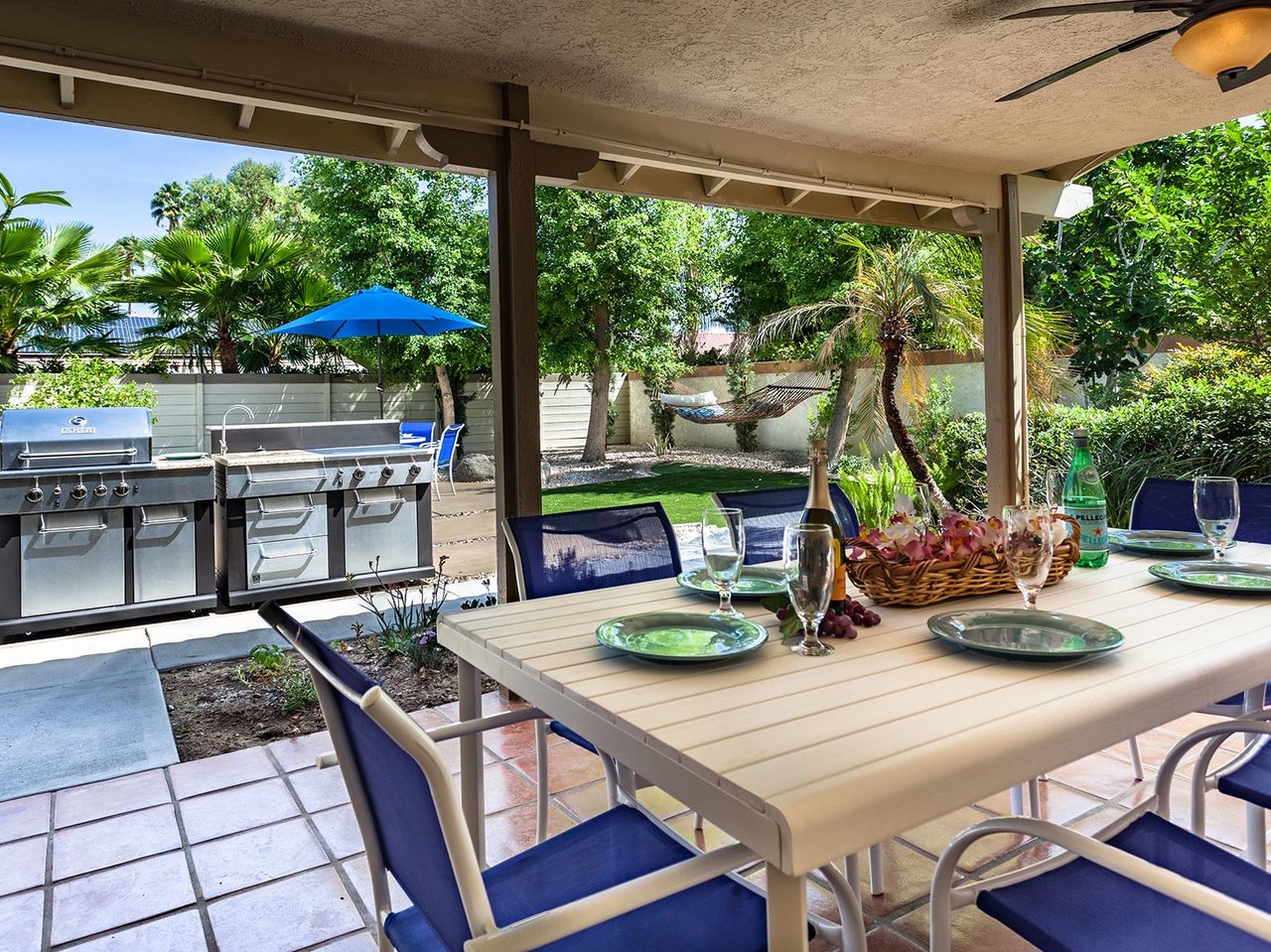 Outdoor dining for 6