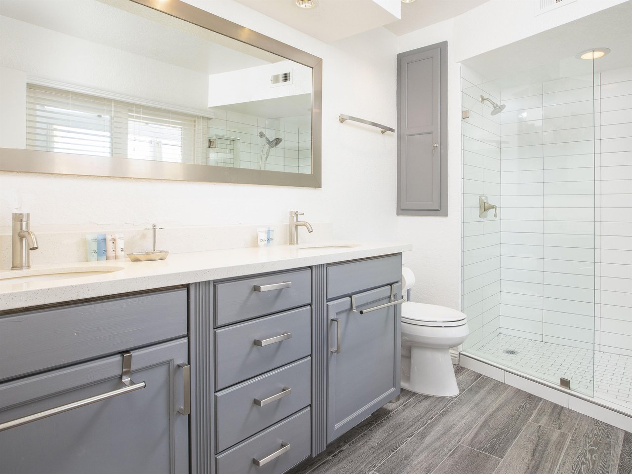 Ensuite bath with double vanity