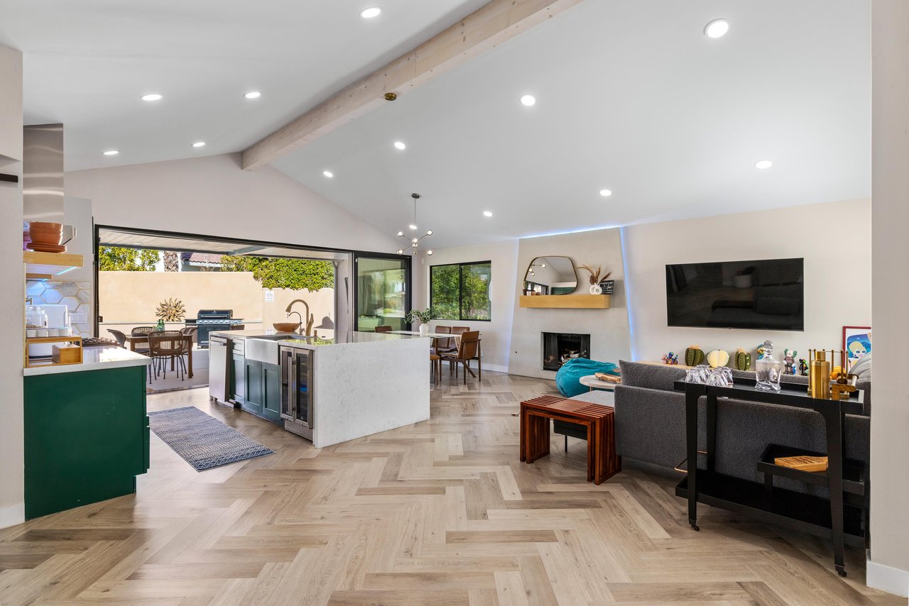 Spacious living, dining and kitchen area