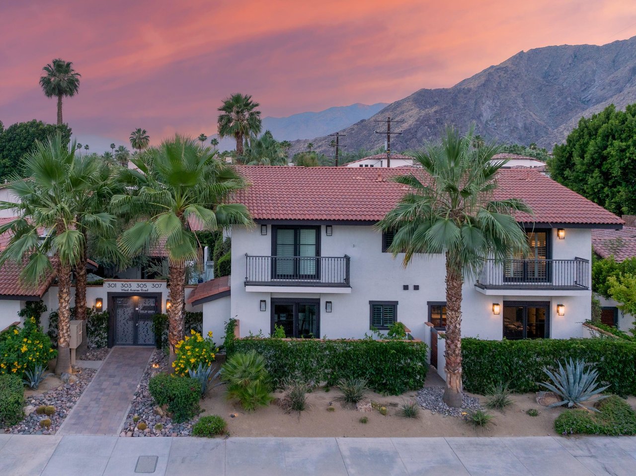 A beautiful 2 bed, 2.5 bath longterm condo located in Palm Springs, CA
