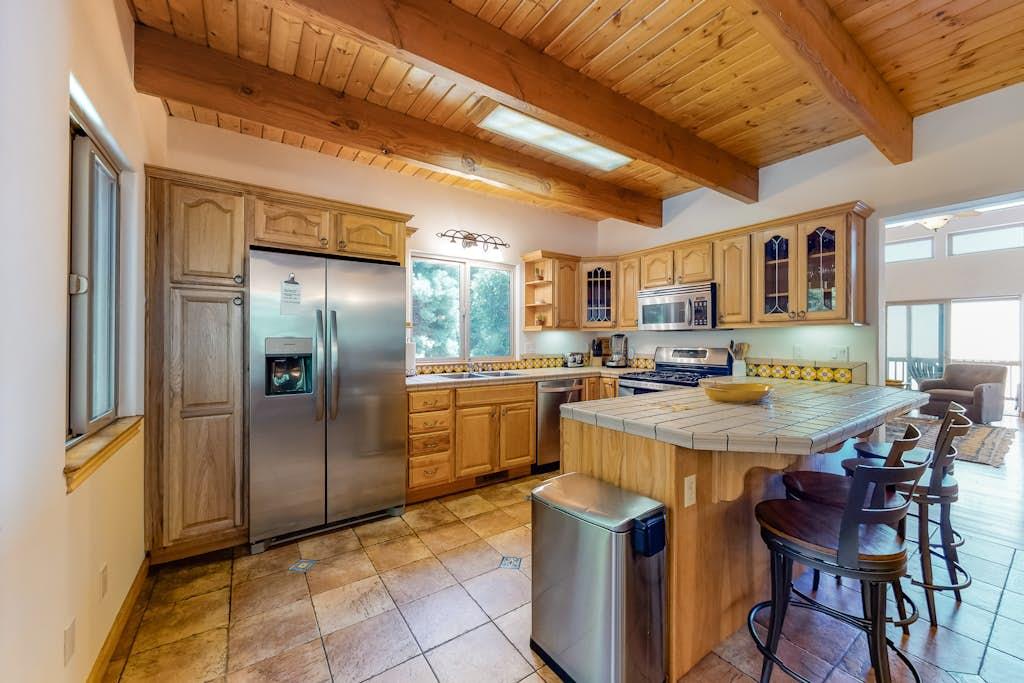 Full kitchen with breakfast bar