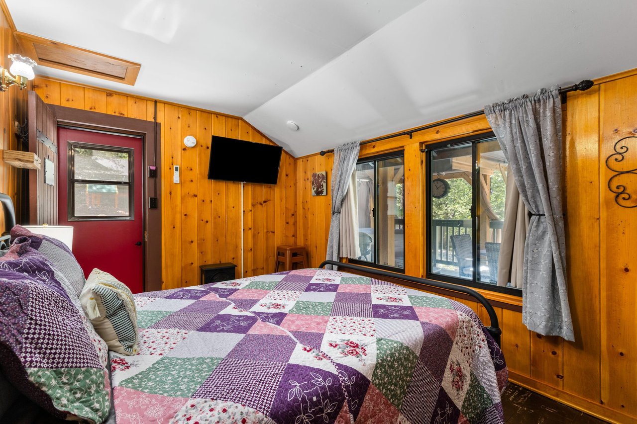 Equipped with a queen bed, smart TV, kitchenette, and ensuite bathroom.