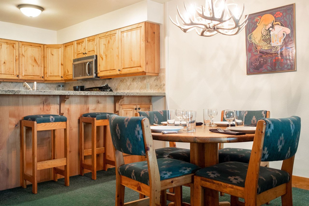 HOLIDAY PARKLIFE 149 キャンバー Snow Flower 149 | Park City Lodging