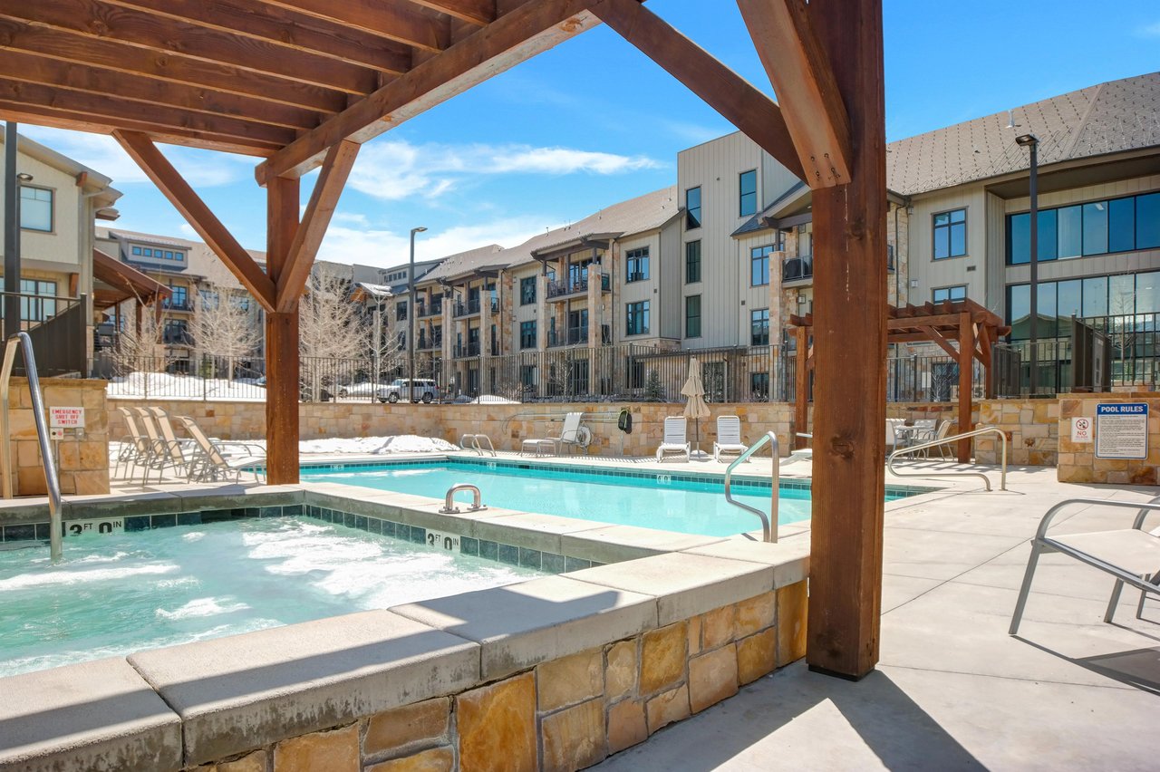 The Blackstone vacation rental offers a common hot tub and pool area with plenty of lounge chairs.