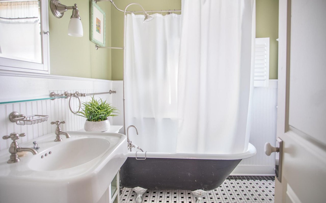 The clawfoot tub also functions as a standing shower.