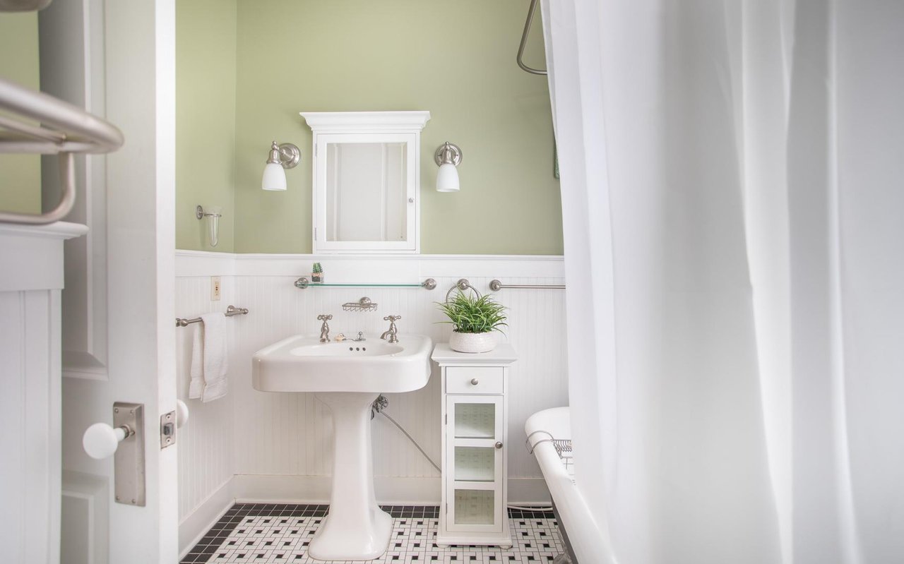 The full bath includes a pedestal sink and tubshower combo.
