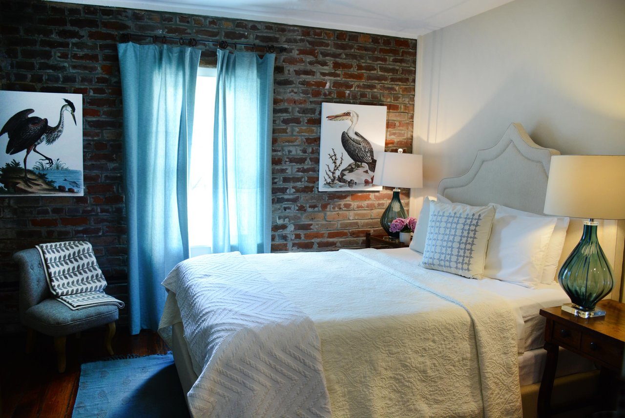 The queen size bedroom upstairs.