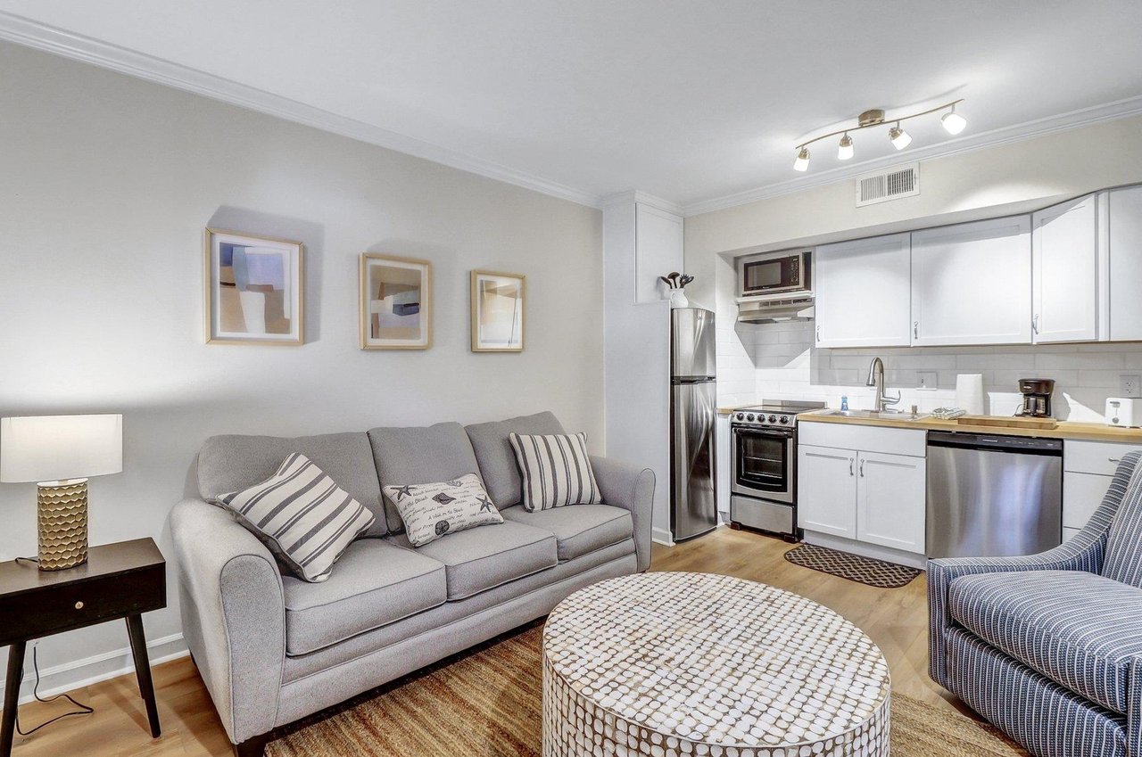 Welcome to Lynwood Collection on Forsyth 8B
