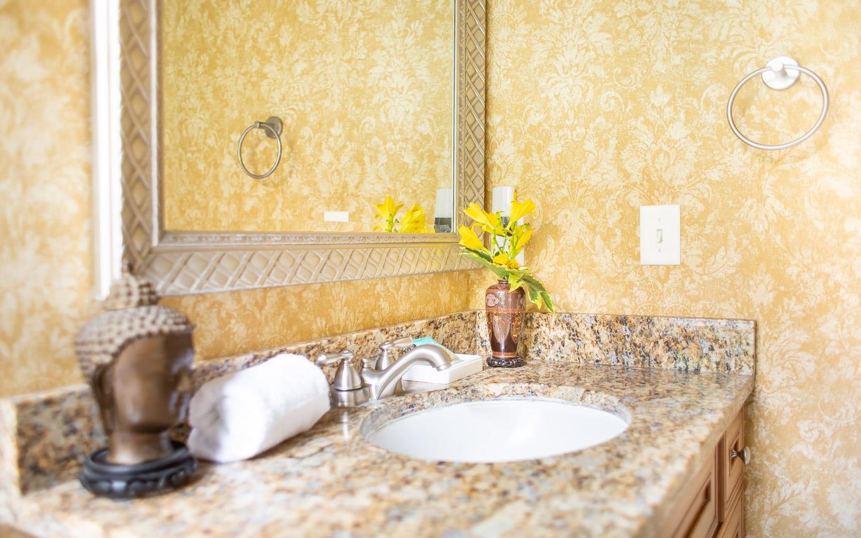 This bath is not shared between both bedrooms.