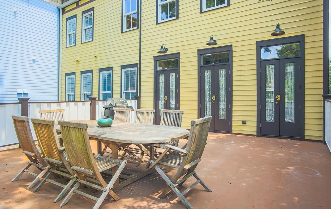 Seating for 8 at the outdoor dining room.