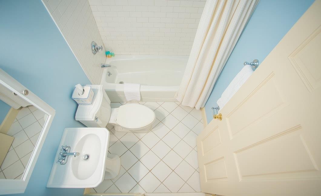 Full bath equipped with a tubshower.