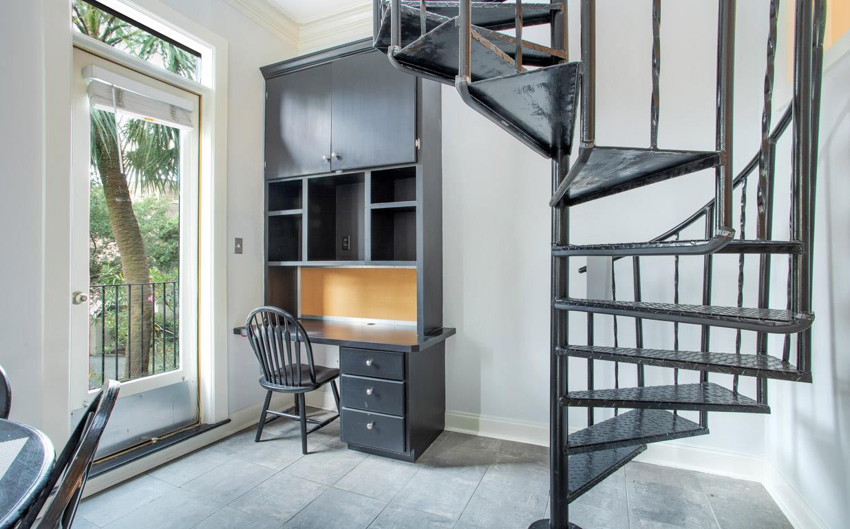 A desk is ideal for traveling professionals.