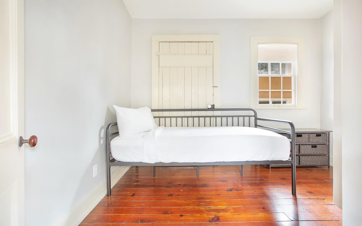 A twinsize bed has been conveniently placed in this cozy bedroom for one single.