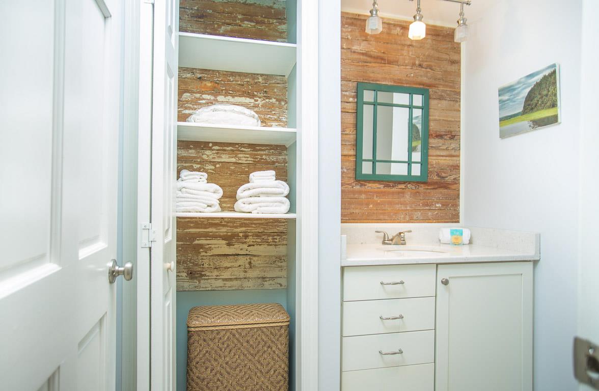 Ample storage space for holding toiletries.