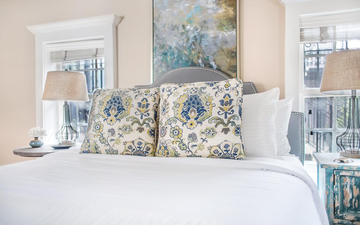 The bedroom features a Queen size bed.