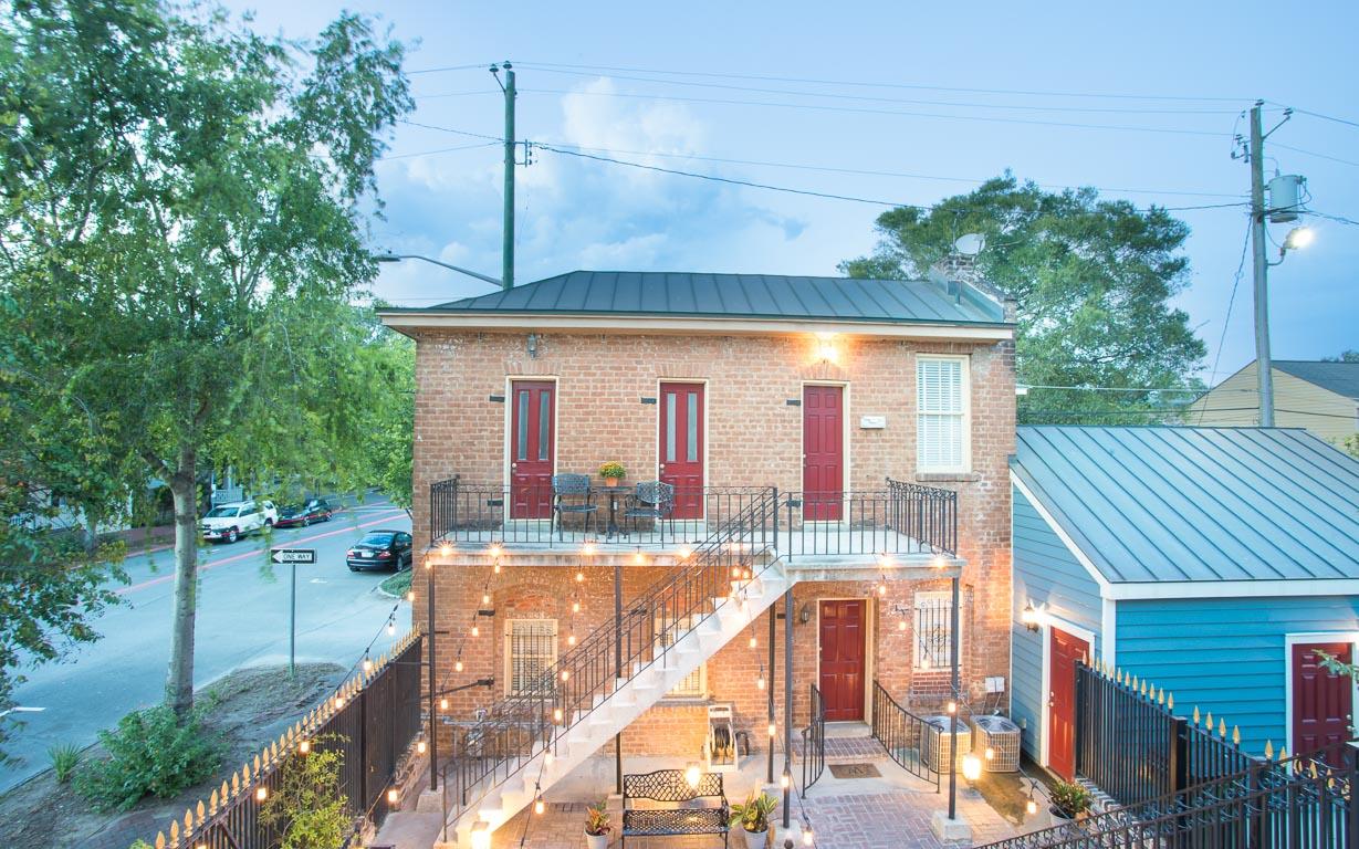 Guests can also rent the carriage apartment above.