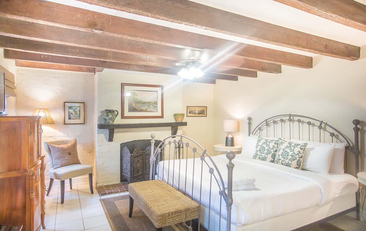 The bedroom has a Queen size bed.