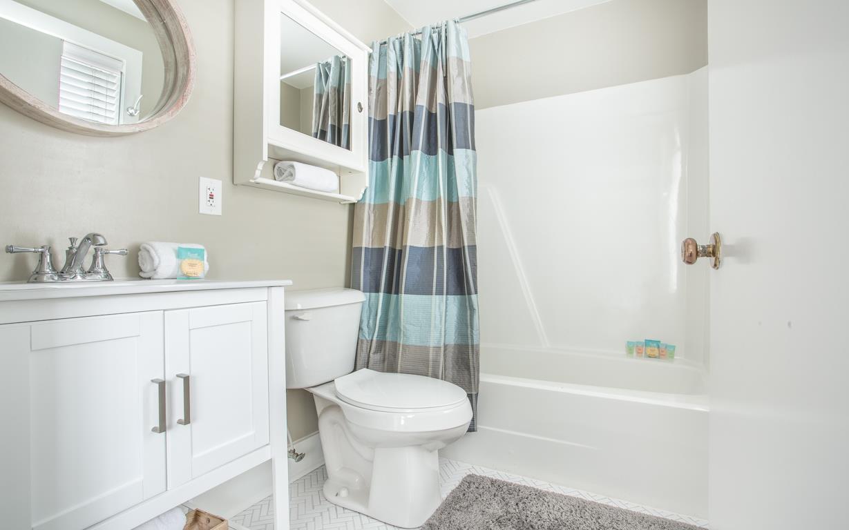 The full bath has a tubshower combo.