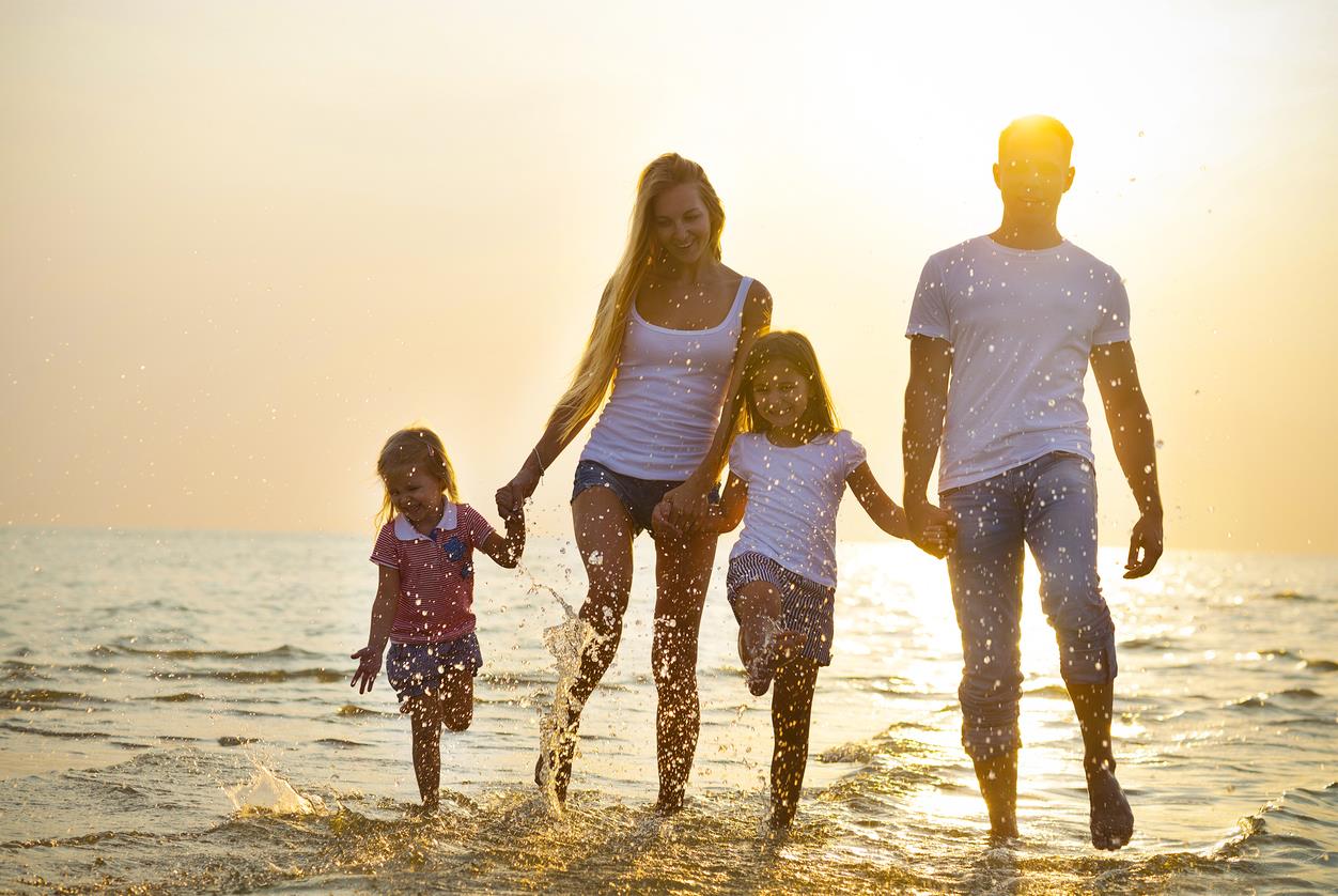 20266 Family Playing In Water