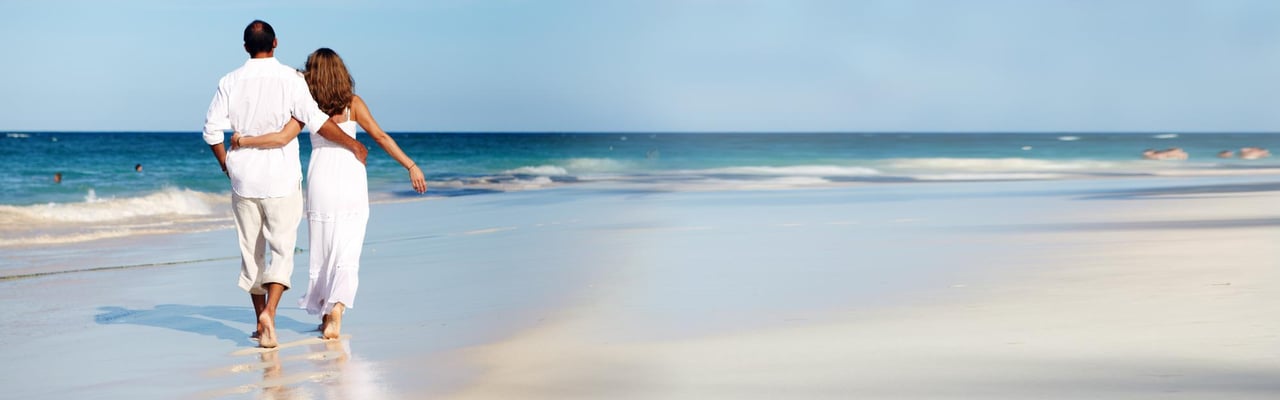 6130 Romanticwalkonthebeach