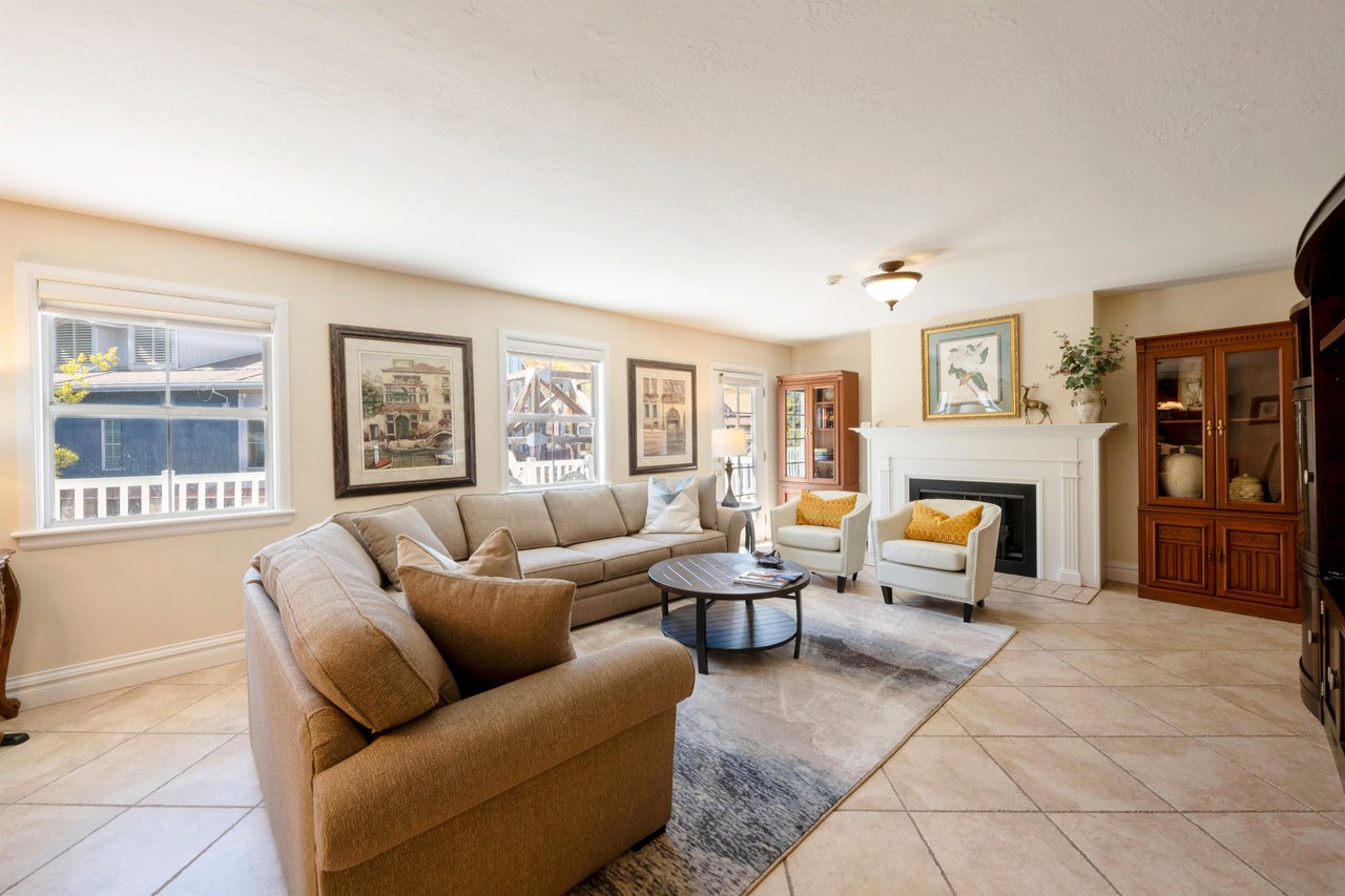 ResortPlaza5004SkiInSkiOutLiving Room