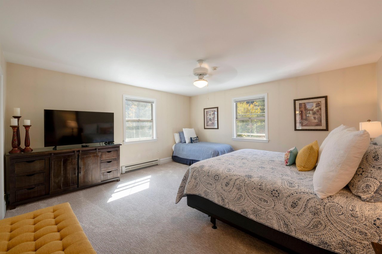 ResortPlaza5004SkiInSkiOutBedroom1