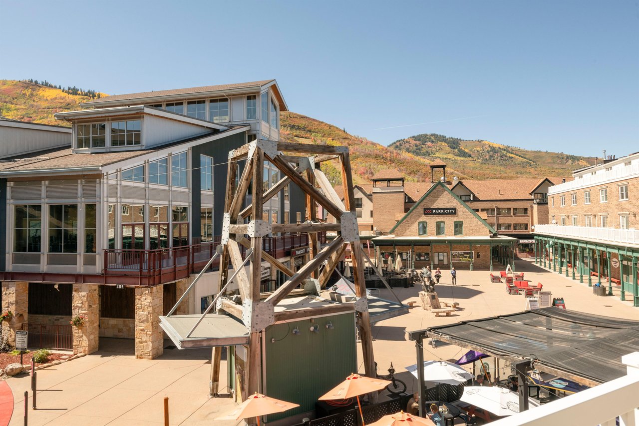 ResortPlaza5004SkiInSkiOutDeck view