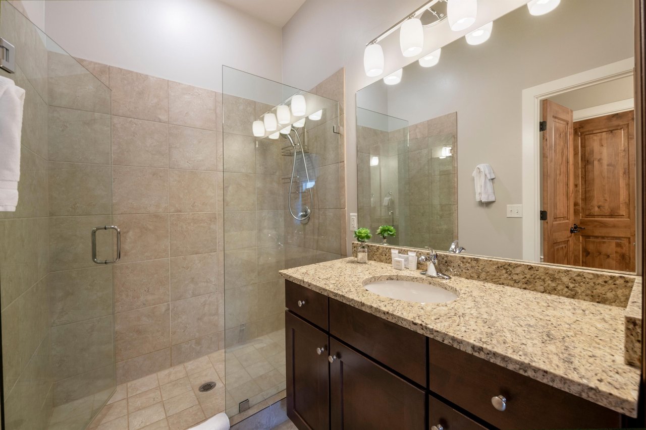 Newpark Terrace 57ensuite bathroom to the second bedroom