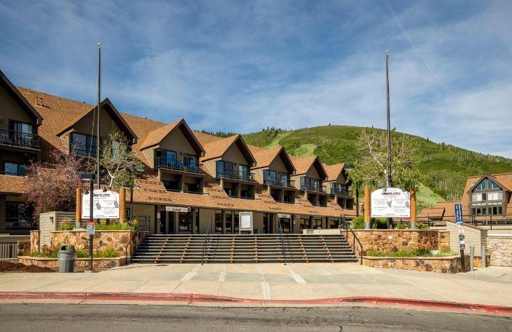 Perfectly positioned at the base of Park City Resort, Lodge at Mountain Village 303 puts you steps from the slopes, shops, and dining — skiinskiout at its best.
