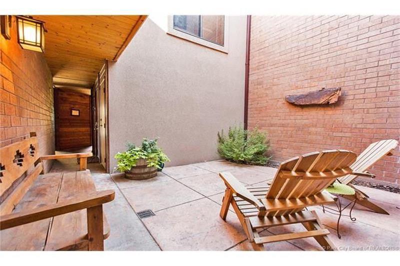 Enjoy your morning coffee or an evening under the stars in the private threewalled atrium at Park Avenue 211, a quiet outdoor retreat all your own.