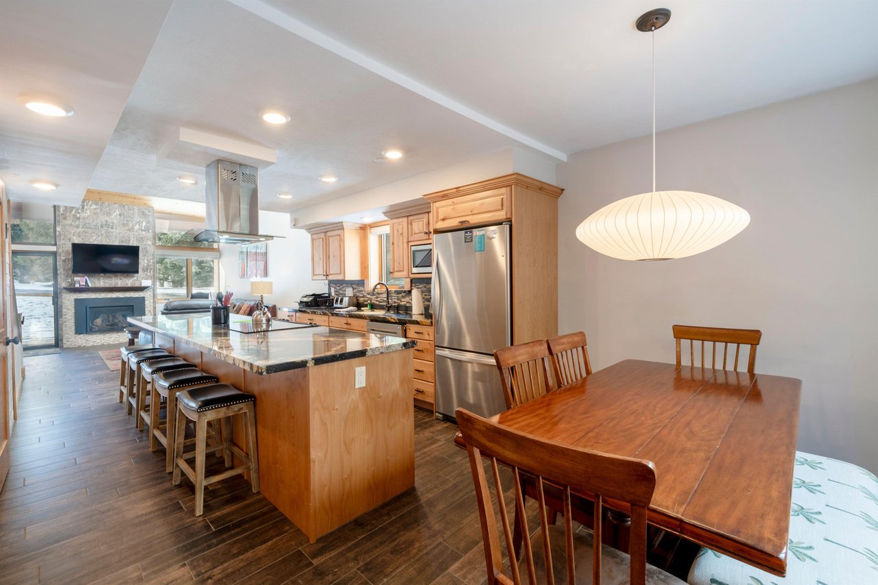 The openconcept kitchen and dining area at Park Avenue 235 features modern appliances, granite counters, and seating for the whole group — ideal for shared meals and entertaining.