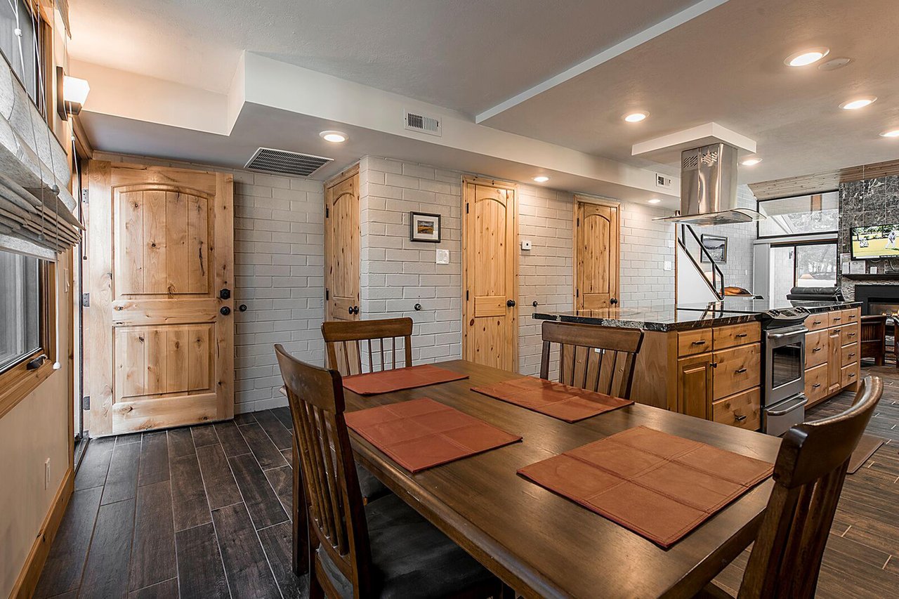 Gather around the dining table at Park Avenue 235 for shared meals and memorable evenings together — comfortable seating for the whole group.
